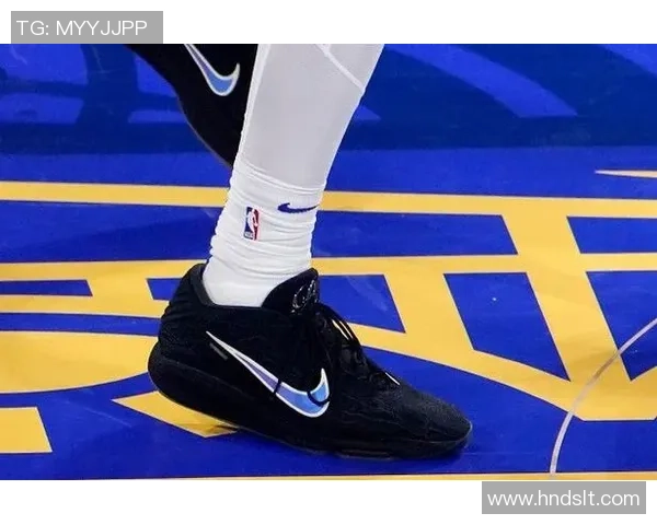 8月足球明星球鞋穿搭大赏：从场上到街头的潮流风采