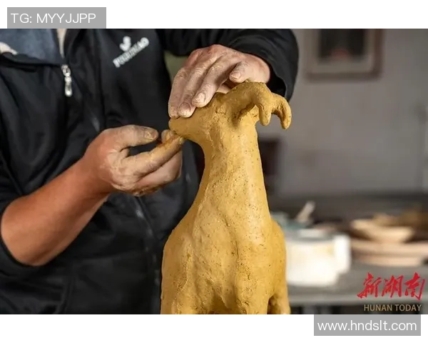 泥捏艺术再现足球传奇人物精湛技艺与动人瞬间